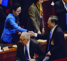 2015年，时任中共中央政治局常委、全国政协主席俞正声与秦和校长亲切握手